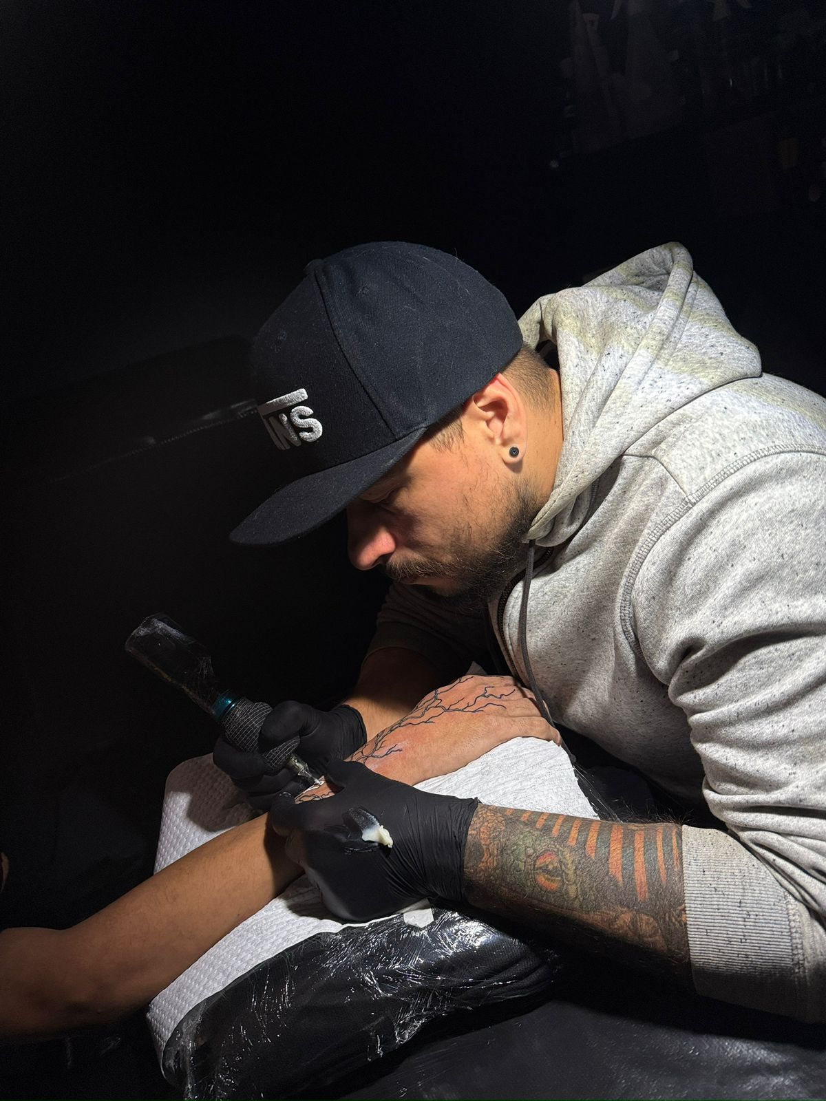 Maffra Tattoo - Artista especializado trabalhando em seu estúdio privativo